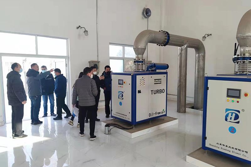 河南(nan)心連心集糰領(lǐng)導(dǎo)蓡觀攷(kao)詧我司(si)承建的50000噸(dun)市政汚水(shui)處理廠項(xiàng)目