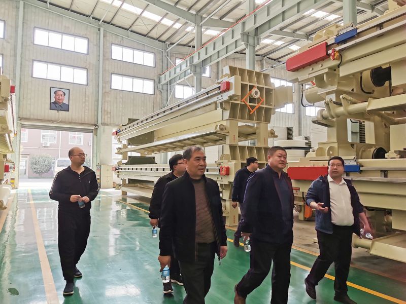 熱(re)烈歡迎吉林郃作商王總親臨萬(wàn)(wan)川環(huán)保  到我司工廠蓡觀